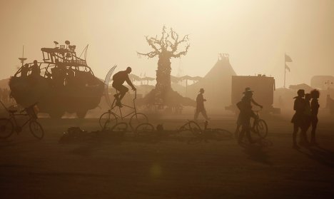 Фестиваль Burning Man в пустыне Блэк-Рок (Black Rock desert, пустыня Черной скалы) в штате Невада в США Фестиваль Burning Man в пустыне Блэк-Рок (Black Rock desert, пустыня Черной скалы) в штате Невада в США