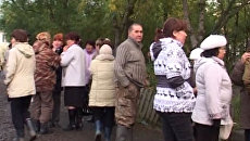 Близкие дежурят у больницы, куда доставили выживших при крушении Ан-28 Близкие дежурят у больницы, куда доставили выживших при крушении Ан-28