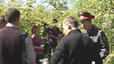 Оперативники обследуют городской сквер, где школьница найдена мертвой Оперативники обследуют городской сквер, где школьница найдена мертвой