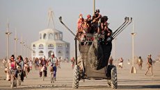 Фестиваль Burning Man в пустыне Блэк-Рок (Black Rock desert, пустыня Черной скалы) в штате Невада в США Фестиваль Burning Man в пустыне Блэк-Рок (Black Rock desert, пустыня Черной скалы) в штате Невада в США