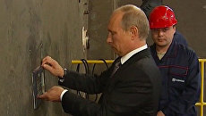 Путин прикрепил табличку к корпусу будущей подлодки Князь Владимир Путин прикрепил табличку к корпусу будущей подлодки Князь Владимир