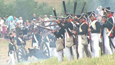 Реконструкторы в мундирах русской армии 1812 года палят из кремневых ружей Реконструкторы в мундирах русской армии 1812 года палят из кремневых ружей