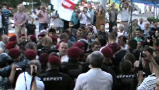 Оппозиционеры в Киеве подрались с бойцами Беркута из-за русского языка Оппозиционеры в Киеве подрались с бойцами Беркута из-за русского языка