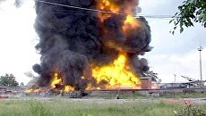 Столб черного дыма поднимался над нефтехранилищем в Ангарске во время пожара Столб черного дыма поднимался над нефтехранилищем в Ангарске во время пожара