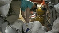 Экипаж Союза ТМА-04М перебирается из корабля на МКС. Съемки с орбиты Экипаж Союза ТМА-04М перебирается из корабля на МКС. Съемки с орбиты