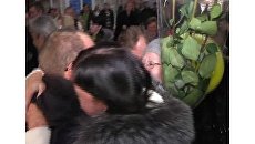 Близкие моряков, спасшихся в Ирландском море, разрыдались на встрече с ними Близкие моряков, спасшихся в Ирландском море, разрыдались на встрече с ними