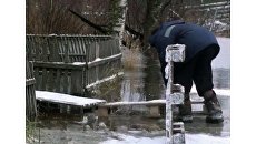 Жители Архангельска строят деревянные настилы, чтобы спастись от потопа Жители Архангельска строят деревянные настилы, чтобы спастись от потопа