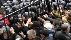 Бойцы Беркута оттеснили митингующих от здания парламента Украины Бойцы Беркута оттеснили митингующих от здания парламента Украины