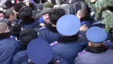 Чернобыльцы снесли забор, прорываясь к зданию Верховной рады Чернобыльцы снесли забор, прорываясь к зданию Верховной рады