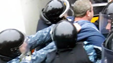 Сторонники Тимошенко попытались прорваться через кордоны милиции Сторонники Тимошенко попытались прорваться через кордоны милиции