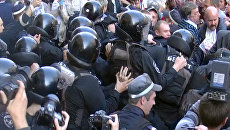 Сотрудники Беркута протаранили толпу сторонников Юлии Тимошенко Сотрудники Беркута протаранили толпу сторонников Юлии Тимошенко