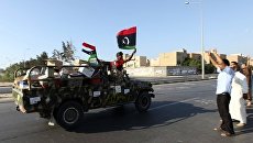 Ливийские мятежники празднуют победу в Триполи Ливийские мятежники празднуют победу в Триполи