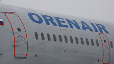 Название авиакомпании Orenair на борту самолета. Архивное фото Название авиакомпании Orenair на борту самолета. Архивное фото