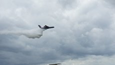 Российский самолет-амфибия Бе-200 осуществляет сброс воды в ходе демонстрационного полета Российский самолет-амфибия Бе-200 осуществляет сброс воды в ходе демонстрационного полета