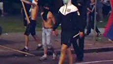 Сторонники Радко Младича закидали камнями полицию в Белграде Сторонники Радко Младича закидали камнями полицию в Белграде