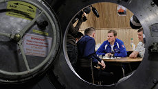 Будущие участники проекта Марс-500 во время турнира с Анатолием Карповым Будущие участники проекта Марс-500 во время турнира с Анатолием Карповым