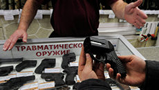 Работа магазина по продаже оружия. Архивное фото Работа магазина по продаже оружия. Архивное фото