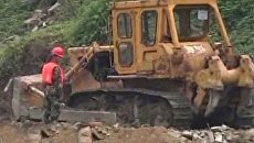 Бульдозеры расчищают завалы в поисках жертв наводнения в Китае Бульдозеры расчищают завалы в поисках жертв наводнения в Китае