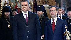 Медведев и Янукович на молебне в храме Киево-Печерской лавры Медведев и Янукович на молебне в храме Киево-Печерской лавры