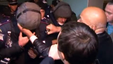 Оппозиционеры захватили и избили спецназовцев в избиркоме на Украине Оппозиционеры захватили и избили спецназовцев в избиркоме на Украине