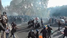 Полицейские газом и дубинками разгоняли протестующих в городах Европы Полицейские газом и дубинками разгоняли протестующих в городах Европы