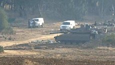 Израильские танки выстраиваются вдоль границы сектора Газа Израильские танки выстраиваются вдоль границы сектора Газа
