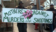Плакат Матери против убийств развернули у школы в США, где погибли дети Плакат Матери против убийств развернули у школы в США, где погибли дети
