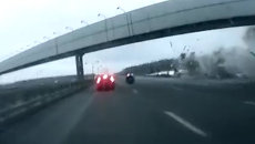 Кадры крушения самолета Ту-204 во Внуково, снятые видеорегистратором Кадры крушения самолета Ту-204 во Внуково, снятые видеорегистратором