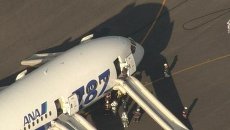 Пожарные осматривают аварийно севший из-за задымления Boeing Dreamliner Пожарные осматривают аварийно севший из-за задымления Boeing Dreamliner