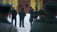 Сотрудники правоохранительных органов на Поварской улице в центре Москвы, где был ранен в результате стрельбы криминальный авторитет Аслан Усоян Сотрудники правоохранительных органов на Поварской улице в центре Москвы, где был ранен в результате стрельбы криминальный авторитет Аслан Усоян