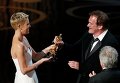 Шарлиз Терон вручает премию Оскар Квентину Тарантино за фильм Джанго освобождённый Шарлиз Терон вручает премию Оскар Квентину Тарантино за фильм Джанго освобождённый