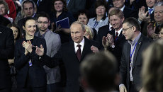 Владимир Путин приветствует собравшихся на конференции Общероссийского народного фронта. Владимир Путин приветствует собравшихся на конференции Общероссийского народного фронта.