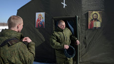 Военнослужащие выходят из мобильного храма, развернутого на месте десантирования в Рязанской области Военнослужащие выходят из мобильного храма, развернутого на месте десантирования в Рязанской области