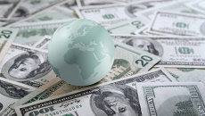 Глобус на банкнотах американских долларов Глобус на банкнотах американских долларов