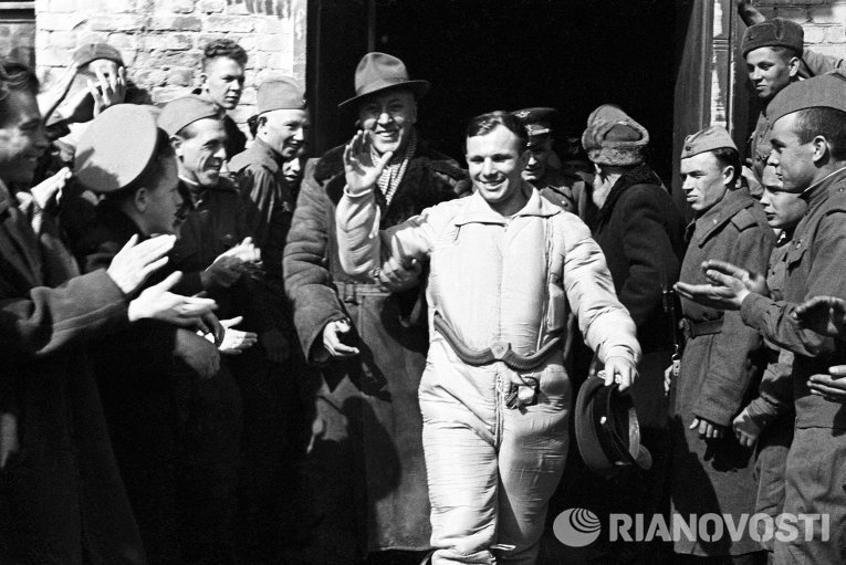Юрий Гагарин после приземления Юрий Гагарин после приземления