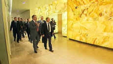 Стены из оникса и люстры со Сваровски: экскурсия Путина по новой Мариинке Стены из оникса и люстры со Сваровски: экскурсия Путина по новой Мариинке
