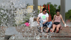 Горожане отдыхают у фонтана около станции метро Кузьминки Горожане отдыхают у фонтана около станции метро Кузьминки