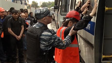 Полицейские в ходе рейда обыскали и увезли нелегалов из города бытовок Полицейские в ходе рейда обыскали и увезли нелегалов из города бытовок