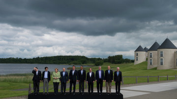 Церемония совместного фотографирования участников саммита G8, архивное фото