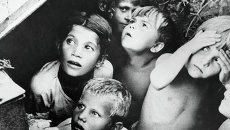 Дети во время бомбежки Дети во время бомбежки