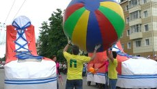 Томичи увидели на карнавале машину-собаку и кеды размером с дом Томичи увидели на карнавале машину-собаку и кеды размером с дом