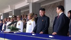 Ким Чен Ын в черном френче принял парад в честь 60-летия окончания войны Ким Чен Ын в черном френче принял парад в честь 60-летия окончания войны