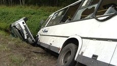 Автобус и легковушка слетели в кювет после столкновения под Петербургом Автобус и легковушка слетели в кювет после столкновения под Петербургом