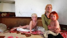 Дети Саши Русевой внутри их дома в Кривом Роге, на юге Болгарии Дети Саши Русевой внутри их дома в Кривом Роге, на юге Болгарии