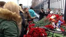 Люди несут цветы и игрушки к аэропорту в Казани, где разбился самолет Люди несут цветы и игрушки к аэропорту в Казани, где разбился самолет