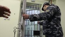 Сотрудник следственного изолятора. Архивное фото Сотрудник следственного изолятора. Архивное фото