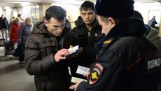 Сотрудник полиции проверяет документы. Архивное фото Сотрудник полиции проверяет документы. Архивное фото
