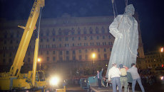 Демонтаж памятника Ф.Э. Дзержинскому в Москве. Архивное фото Демонтаж памятника Ф.Э. Дзержинскому в Москве. Архивное фото