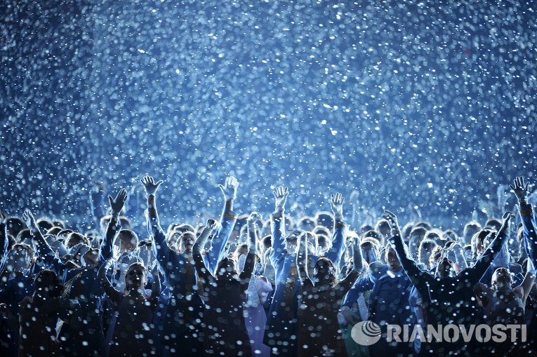 В церемонии приняли участие 3 тысячи артистов и 2 тысячи волонтеров, для которых было сшито 6 тысяч костюмов. Общее число участников церемонии — более 9200 человек. В церемонии приняли участие 3 тысячи артистов и 2 тысячи волонтеров, для которых было сшито 6 тысяч костюмов. Общее число участников церемонии — более 9200 человек.
