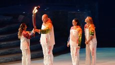 Факелоносцы Алина Кабаева, Александр Карелин, Елена Исинбаева и Мария Шарапова (слева направо) в финальном этапе эстафеты Олимпийского Огня на церемонии Олимпийского огня XXII зимних Олимпийских игр Факелоносцы Алина Кабаева, Александр Карелин, Елена Исинбаева и Мария Шарапова (слева направо) в финальном этапе эстафеты Олимпийского Огня на церемонии Олимпийского огня XXII зимних Олимпийских игр
